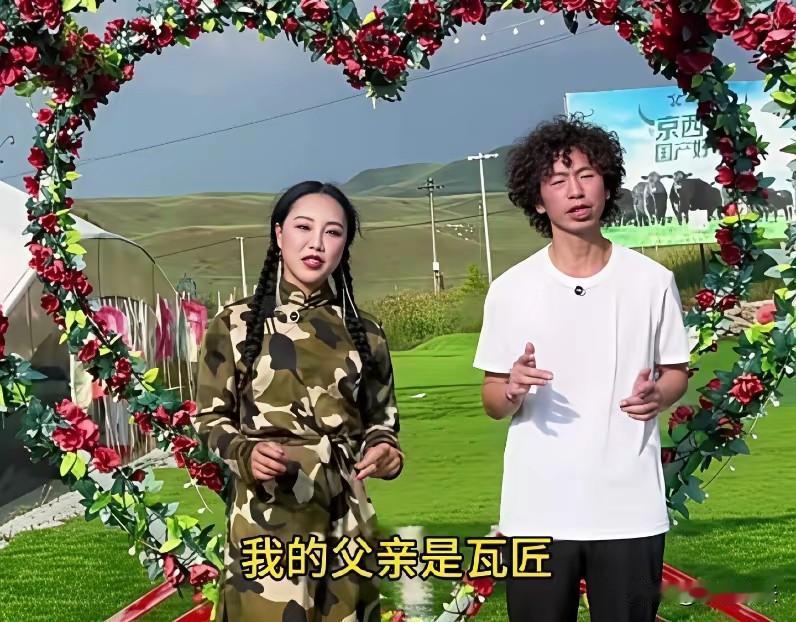 龚玥菲背着庞麦郎，与英俊师傅拍视频。庞麦郎迅速反击，和新女搭档配合默契，这或许会