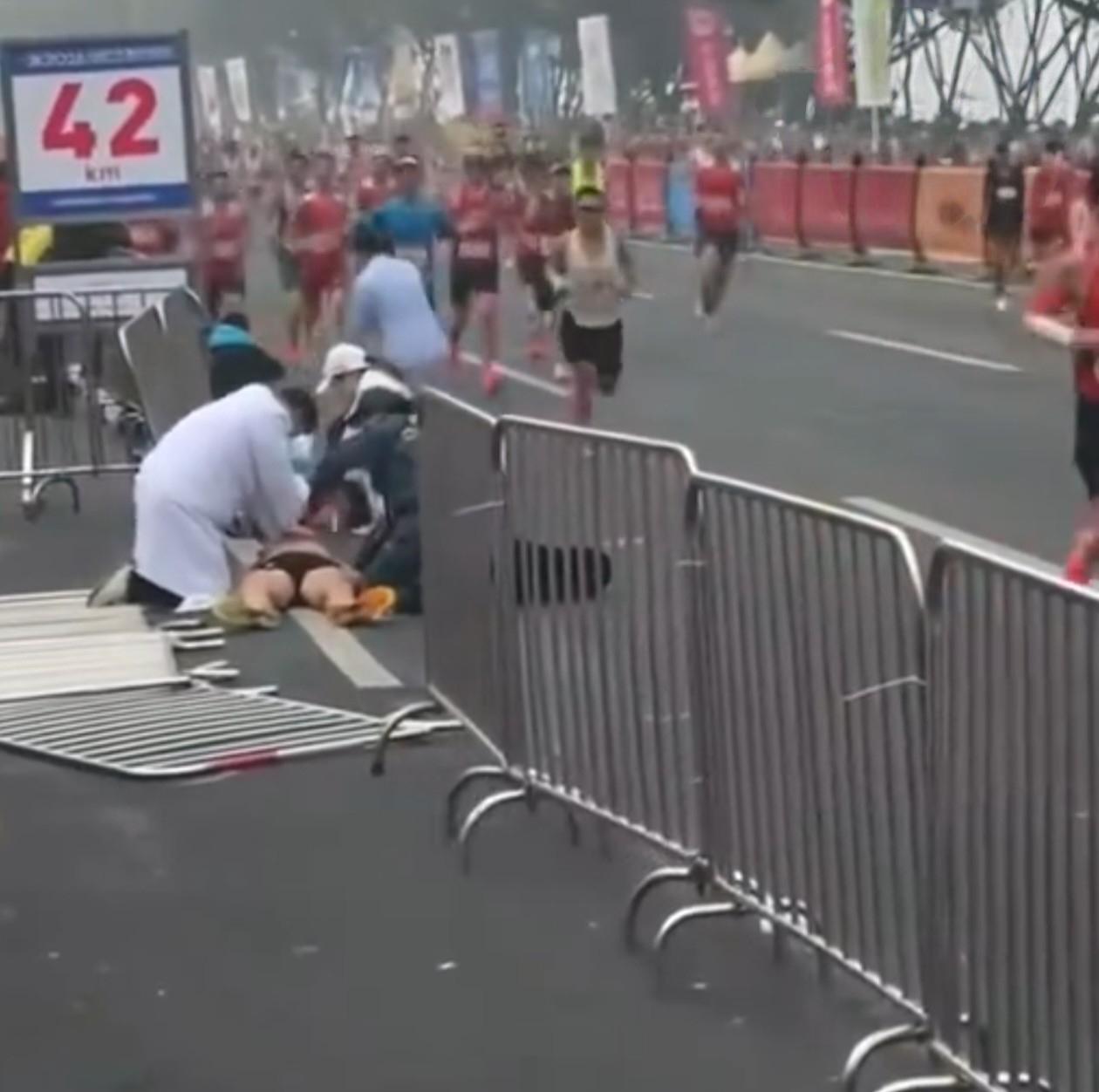 1月18日，重庆马拉松赛场突发悲剧——来自湖北孝感的资深跑者钟先生，在距离终点咫