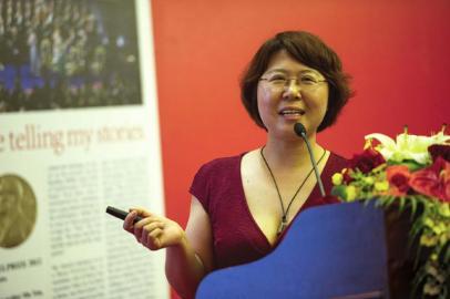 一张管笑笑着低胸装的图片，引起了一些网友的激烈辩论。

批评者说这样的穿着不得体