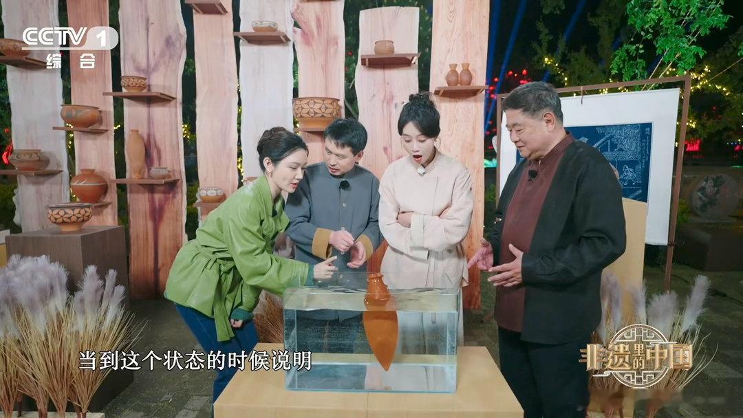 老祖宗怎么可以聪明成这样几千年前的陶瓶喝完水自动下班非遗里的中国 仰韶文化的小口