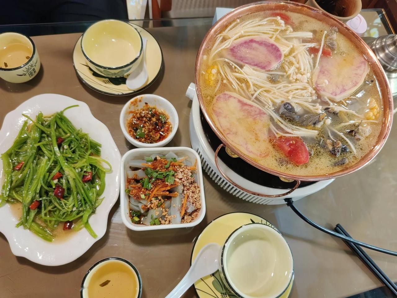 前段时间老曾每天晚餐是豆腐乳加白粥，直嚷嚷天太热吃不下饭，要喝粥。

这几天在外