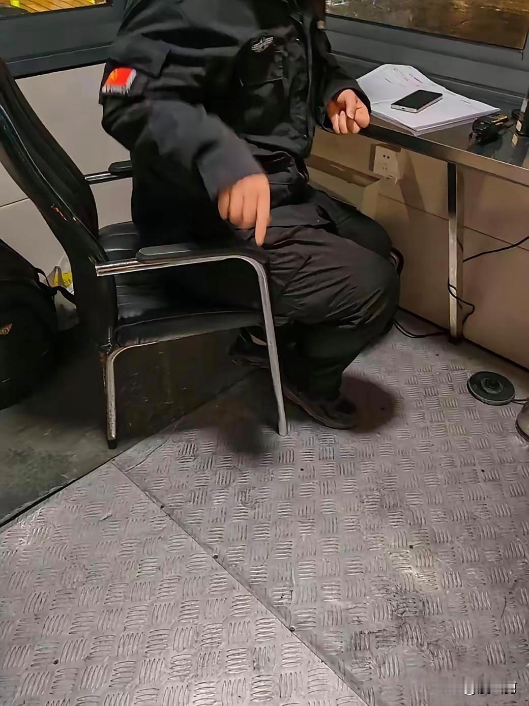 一网友发帖称：他们单位的保安大叔患癌症走了，走的是不声不响，连家人都不知道。
