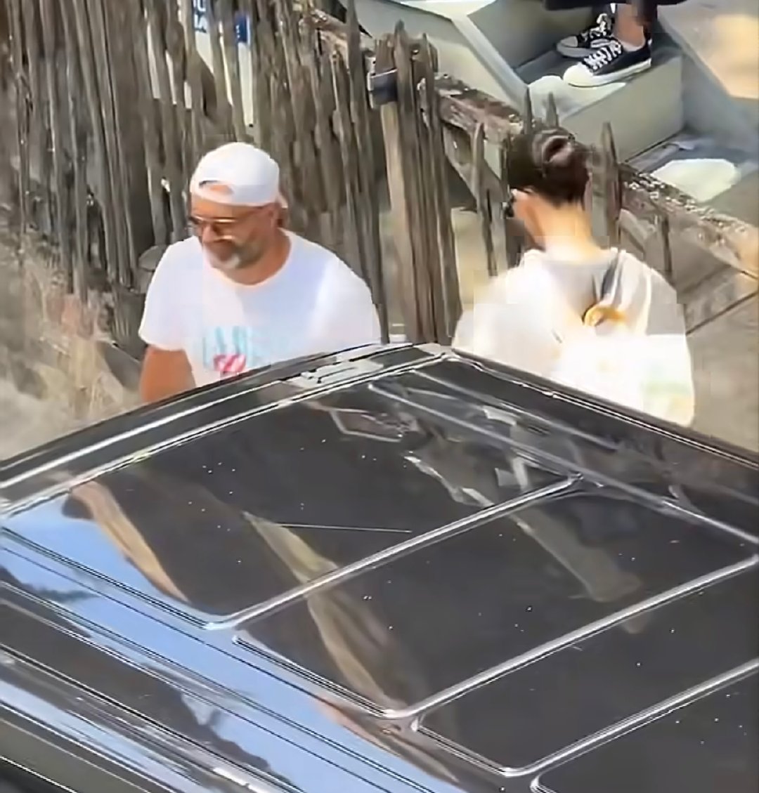 奚梦瑶婚礼后首露面奚梦瑶结束婚礼后自己背个包就走了果然被偏爱的有持无恐，这就是超