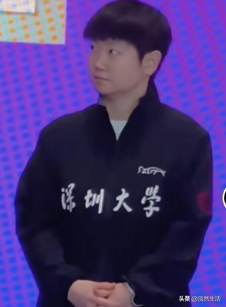 莎局就是莎局，气质拉满！

5月23日孙颖莎空降深圳大学参加活动，莎莎身穿深圳大