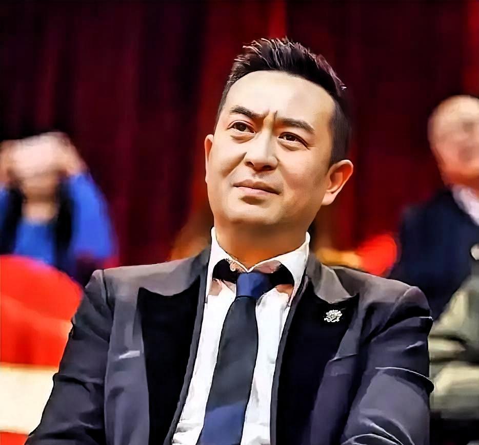 张嘉益退回西安那天，北京上海那些挤破头抢资源的小鲜肉就应该集体脸红。你们抢破头的