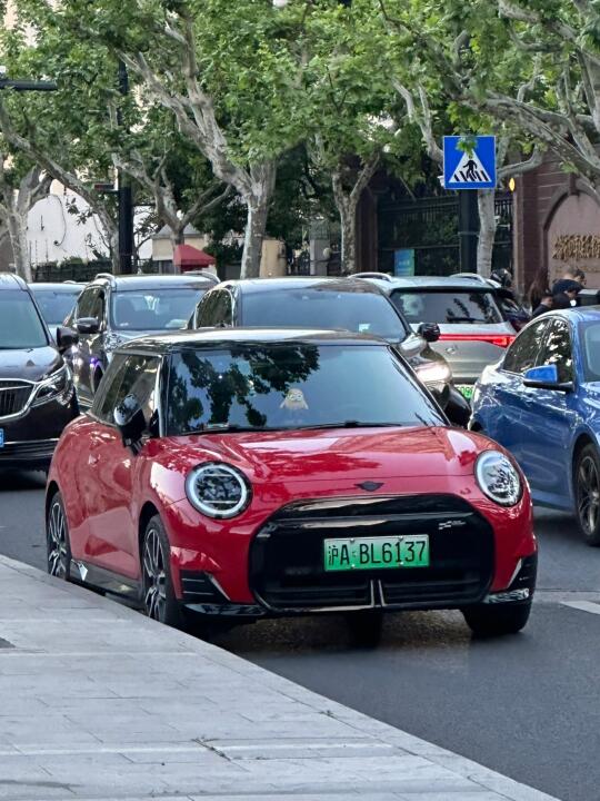 Mini Cooper纯电版送沪牌之后没人吐槽了吧