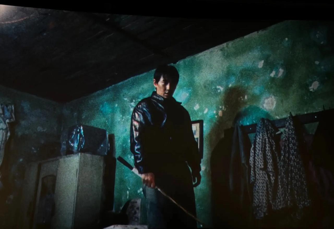 朱一龙在电影《河边的错误》中展现了出色的演技，他成功地塑造了一个内心复杂、充满矛