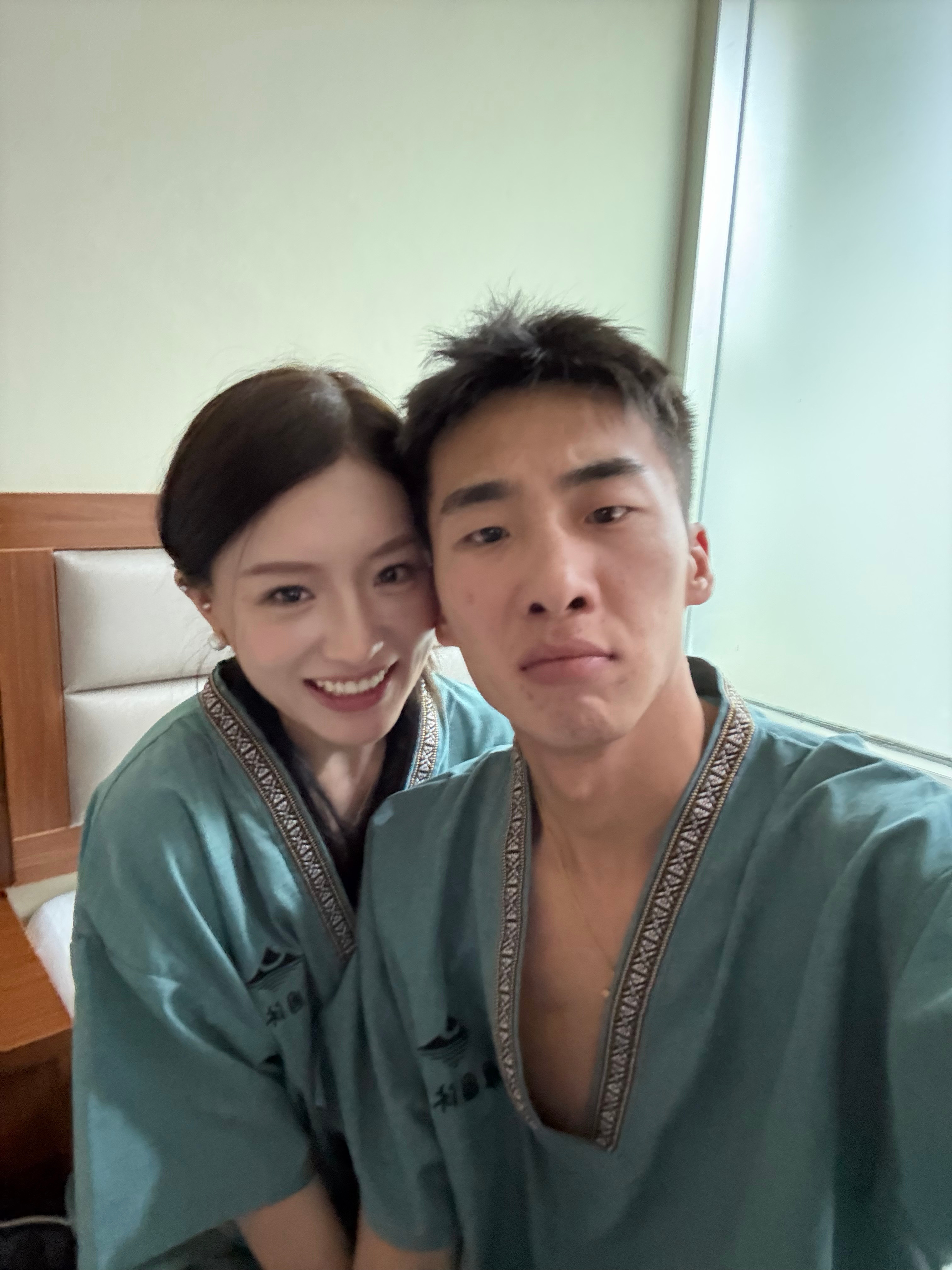 今晚不直播了，这两天他开车开的腰快废了平均每天6个小时，我们来按摩了💆 明天他
