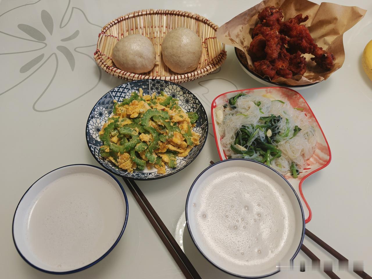 我和老公的晚餐分享～
昨天晚饭炒的苦瓜鸡蛋，凉拌菠菜粉丝，主食黄豆花生大米米糊，