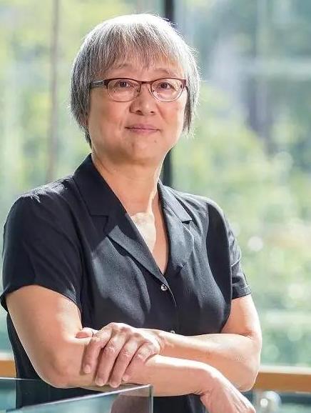 上海“高考状元”袁均瑛，靠中国公派赴美留学，却拒绝回国，甚至加入美国国籍，可在美