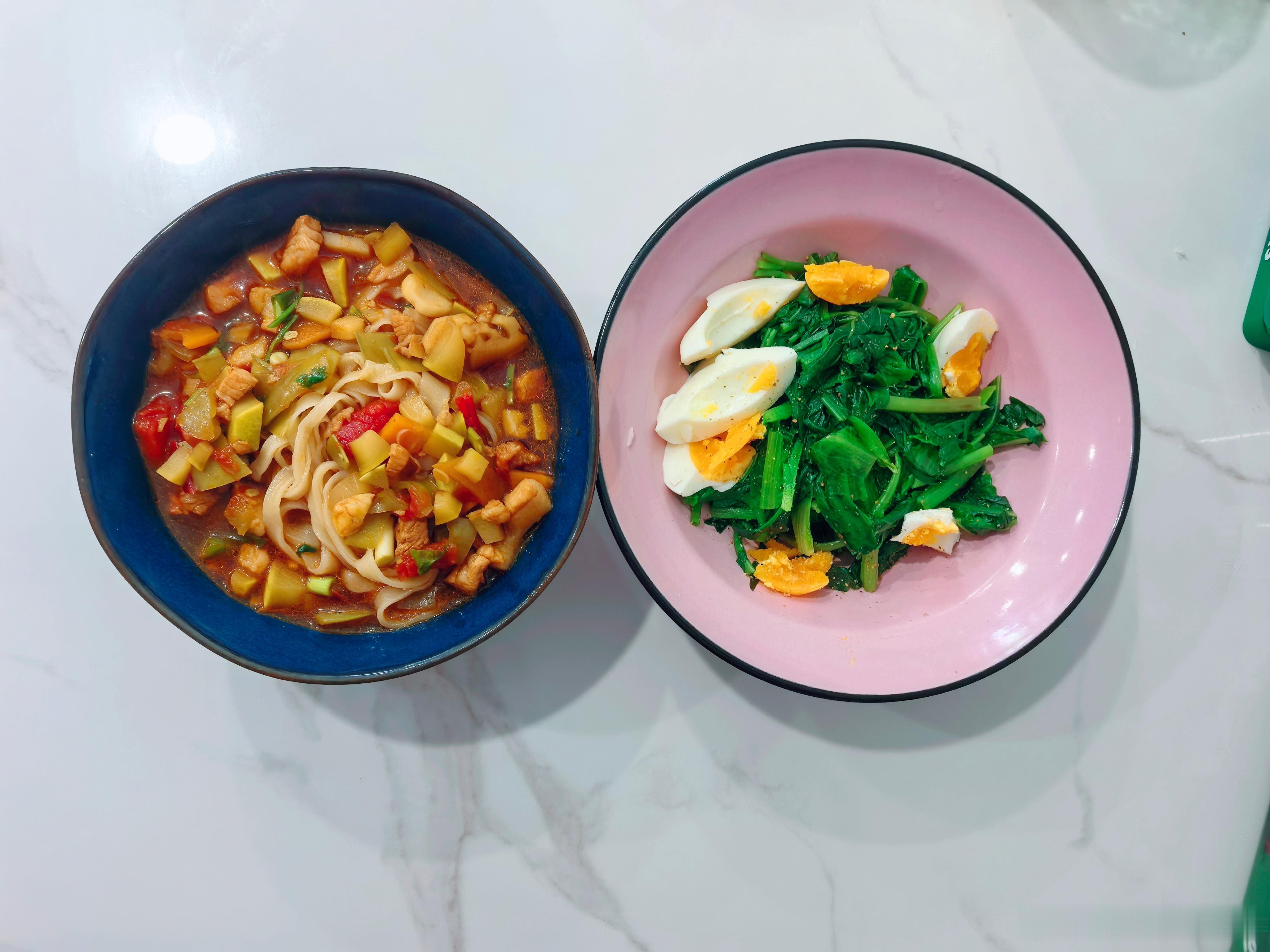 今日午餐 今天的午饭看着简单做起来不简单，和面擀面需要时间，弄臊子汤也费时间，不