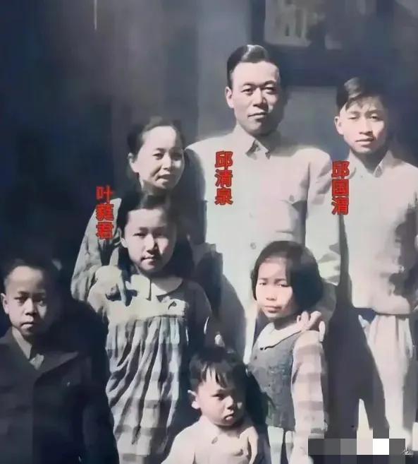 1978年，邱清泉的儿子邱国渭，通过四次赴美探亲的机会，以“蚂蚁搬家”的方式，将