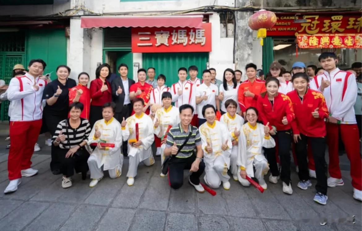 我发现
不会只有乒女才这样吧
都成肌肉记忆了
大合照里总少不了半蹲
国乒半蹲传统