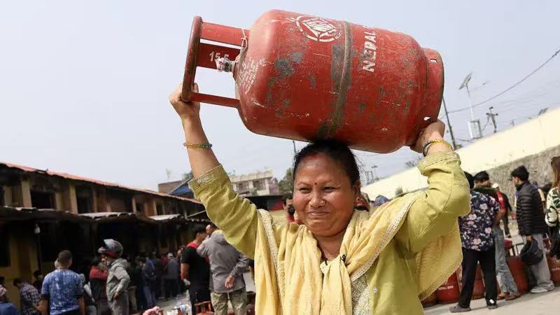 美伊冲突伊朗发起报复行动沙特卡塔尔油气设施遭袭伊朗能源设施遭袭引发的报复行动，使