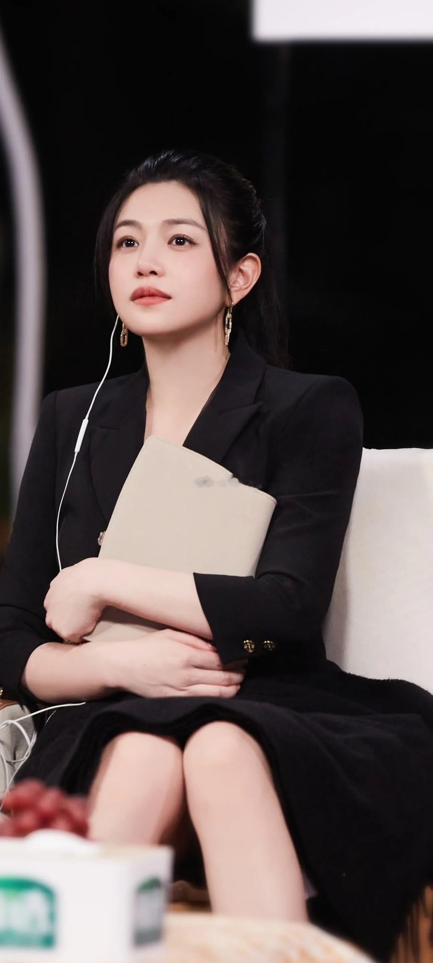 陈妍希说不替儿子过滤舆论陈妍希的育儿观点引发热议。她不会刻意把孩子和外界声音隔绝