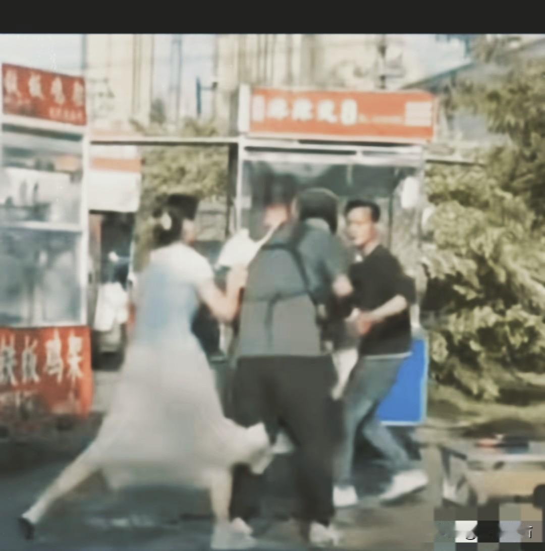 内裤套头——记淮南夜市荒唐事

淮南夜市烟火气，摊位之争起波澜。

本是邻居谋生