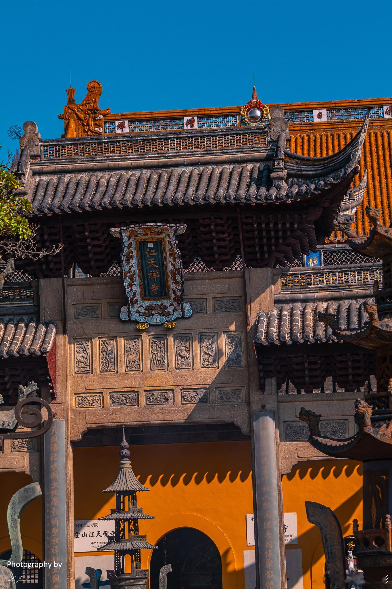 镇江金山寺，历史上曾用过不少名称，比如东晋时名叫“泽心寺”，唐朝时因在寺下挖出黄