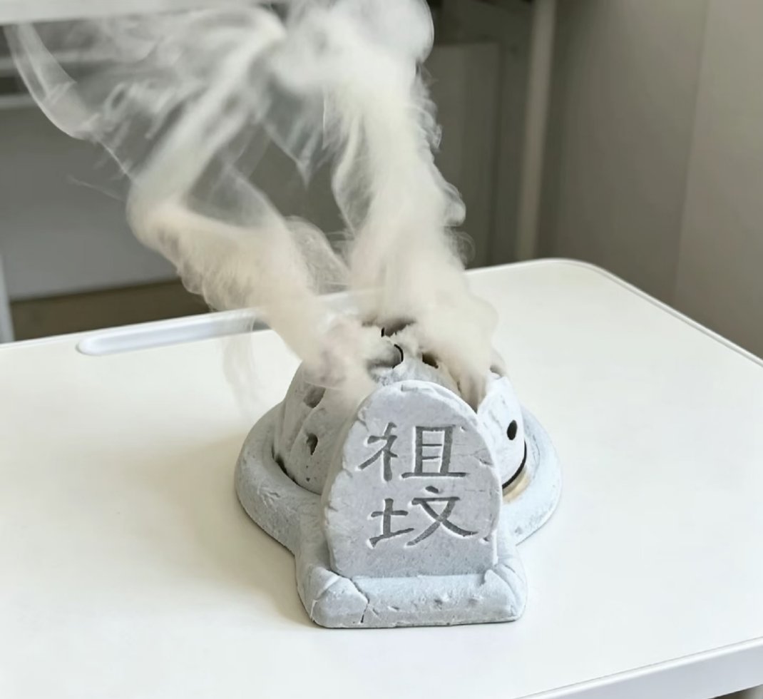 买了个摆件、被他爸挨揍了侄女说，他同桌买了个摆件放桌上，然后被他爸揍了。给我看图