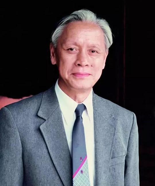 他趁着妻子出差，偷偷把一管液体灌入刚满一岁的儿子嘴里，看着儿子天真的笑容，他流着