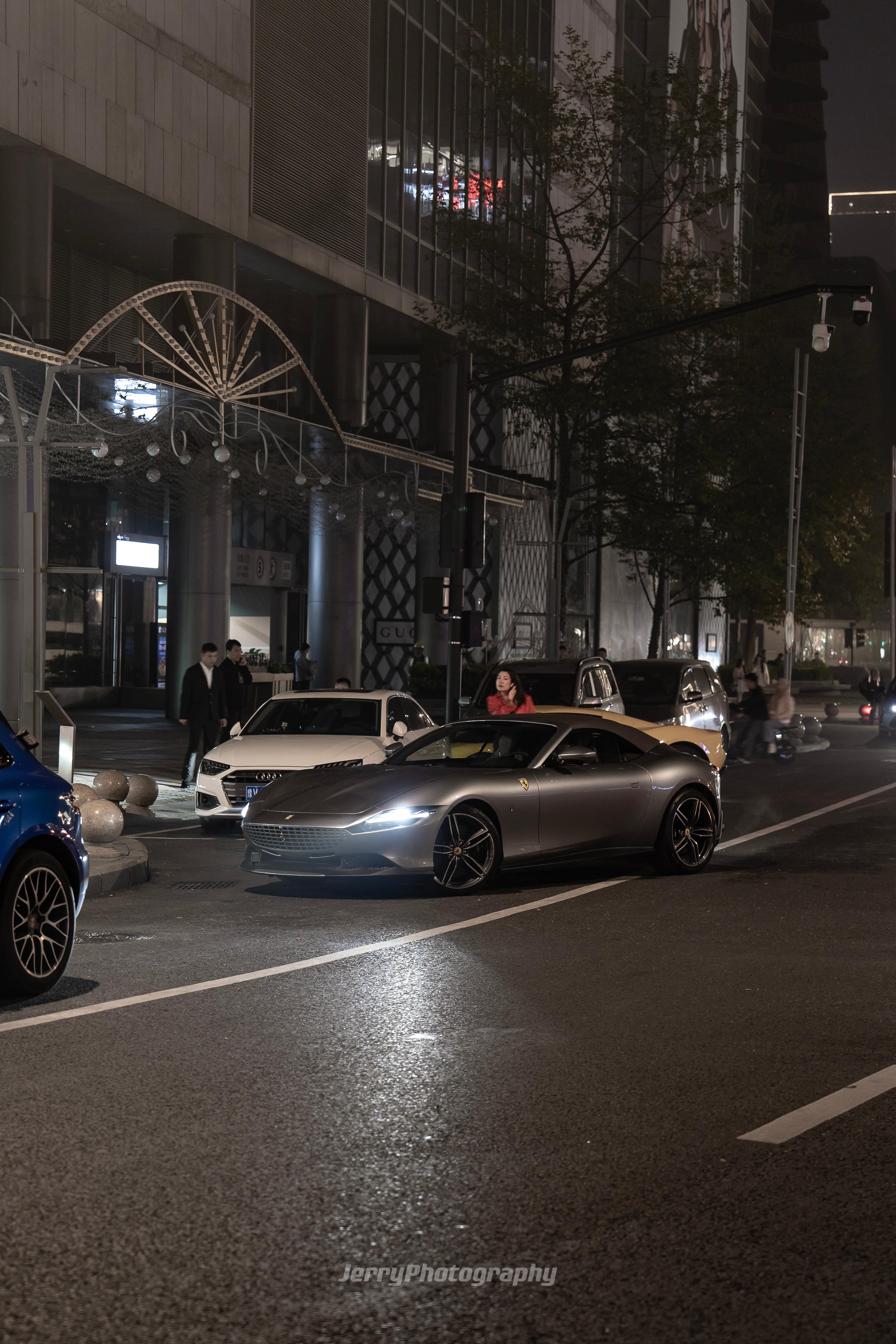 Ferrari Roma Spider。夜晚的杭州街头与罗马敞篷的邂逅