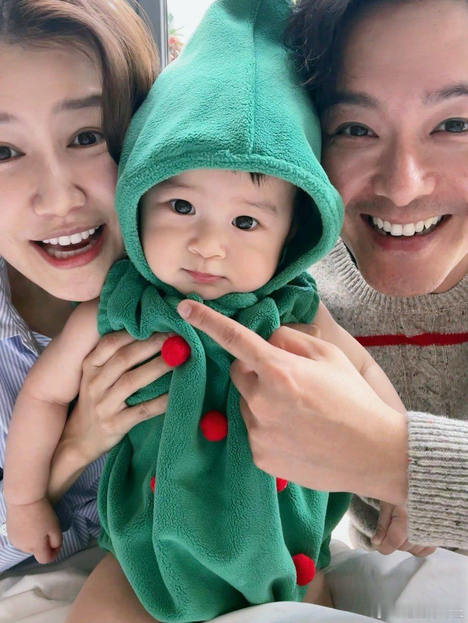 黃翠如與蕭正楠今年3月榮升父母，日前迎來首個一家三口的平安夜。黃翠如與蕭正楠於社