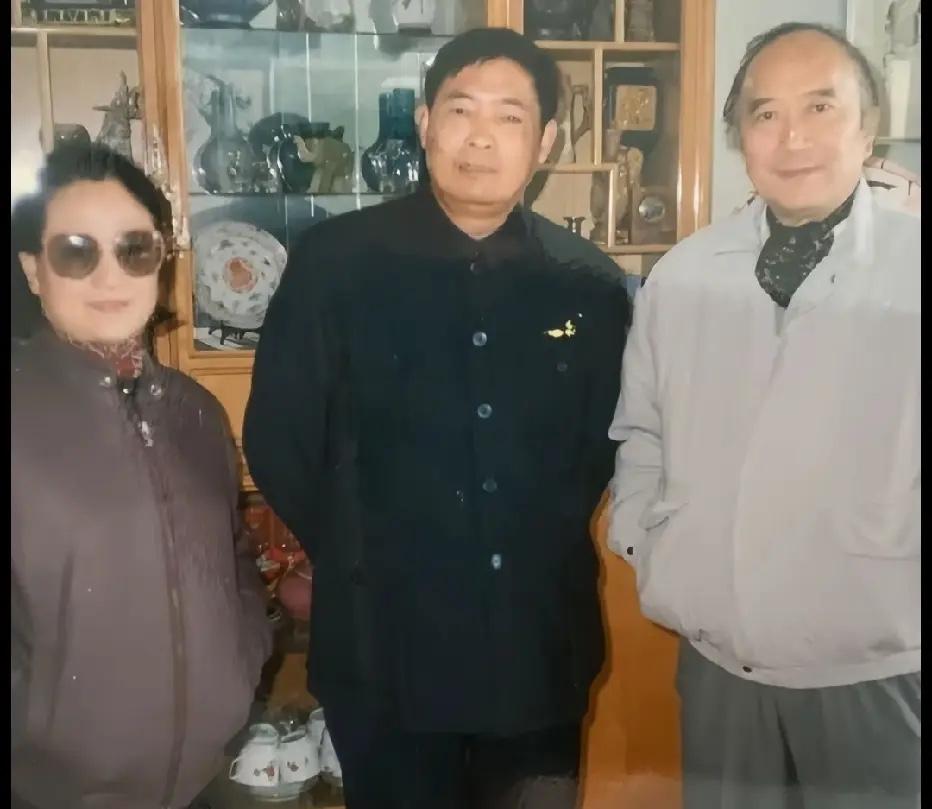 90年代初，孙道临携夫人拜访友人季之光时的留影，季之光是江苏扬州的著名收藏家，被