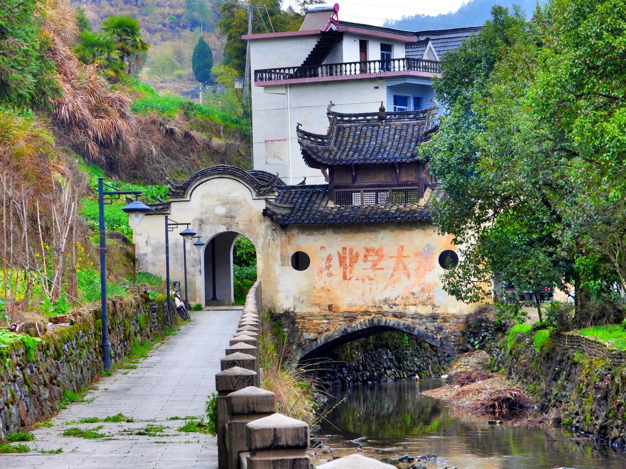 绕千岛湖自驾的古村落——芹川古村。芹川古村，因“四山环抱二水，芹水川流不息”而成