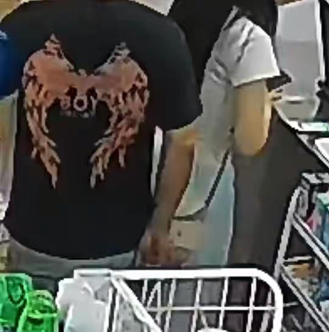 男子被质疑摸臀，
我有一点很好奇，为什么当时店主没想起来高处还有一个监控？
按理