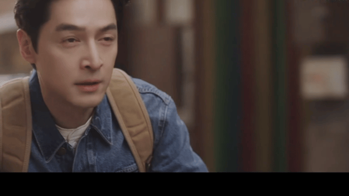 胡歌李沁人间有味杀青记录人间有味杀青特辑特辑里胡歌蹲胡同啃凉馒头的镜头太好哭了！