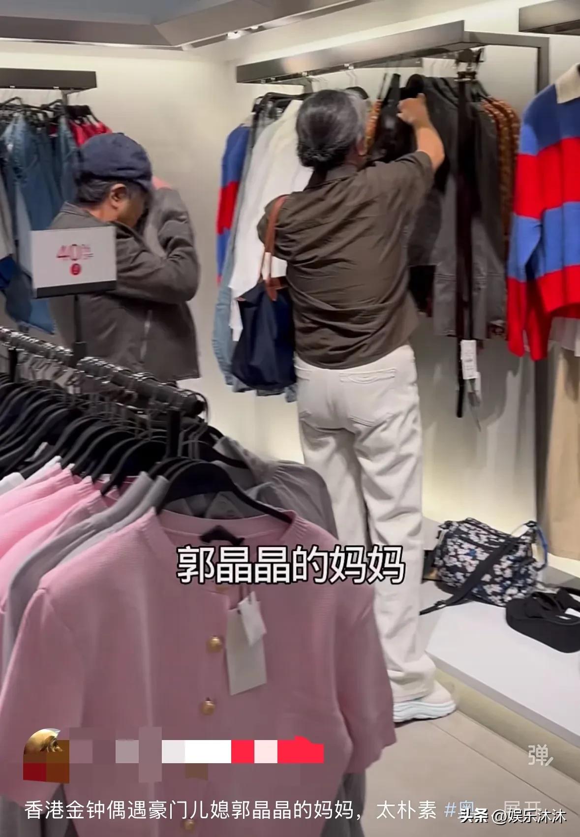近日有网友在香港中环街头偶遇郭晶晶，当天她素颜出镜，戴着眼镜，身穿浅亚麻色西装搭