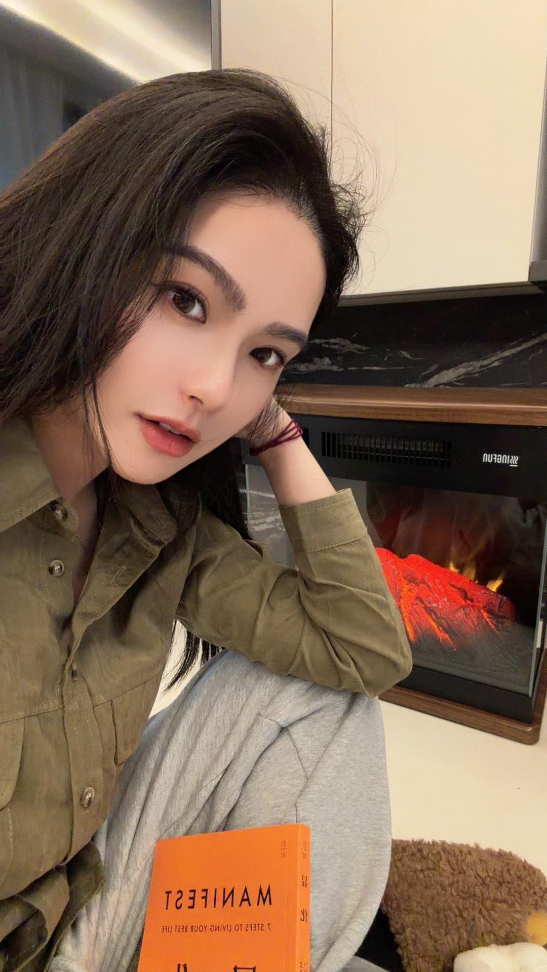 新买的电子烤炉氛围感拉满 还挺暖和～喜欢它的炭火氛围音🎶 