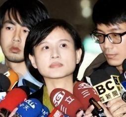 “台湾永远都不会是中国的一部分”，话落，67岁的郑惠中，慢慢走到“文化部长”郑丽