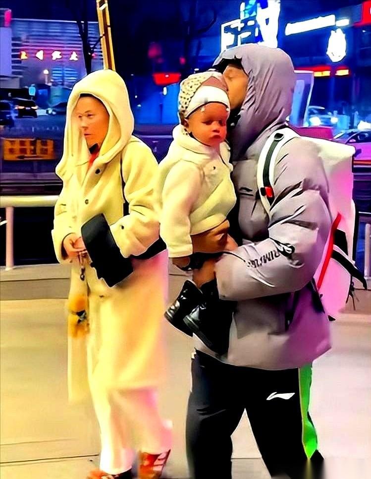 刚在第四节一个人轰下20分，把球队从悬崖边上拽回来的那个外援，比赛结束的哨声还没