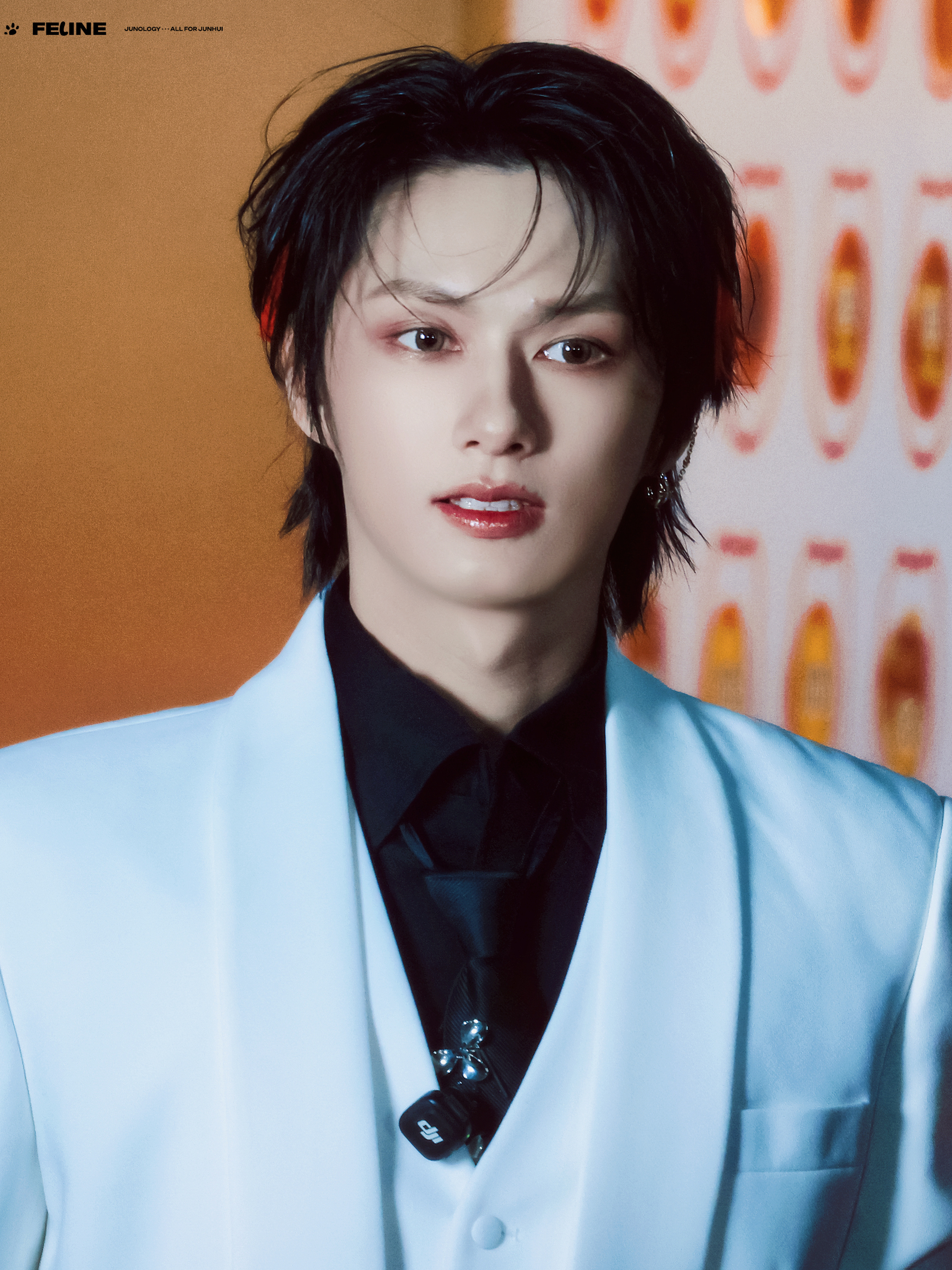 文俊辉发型师出来挨夸 暗黑古堡王子来的！白色西装黑色内搭，单只皮手套，一抹红色挑