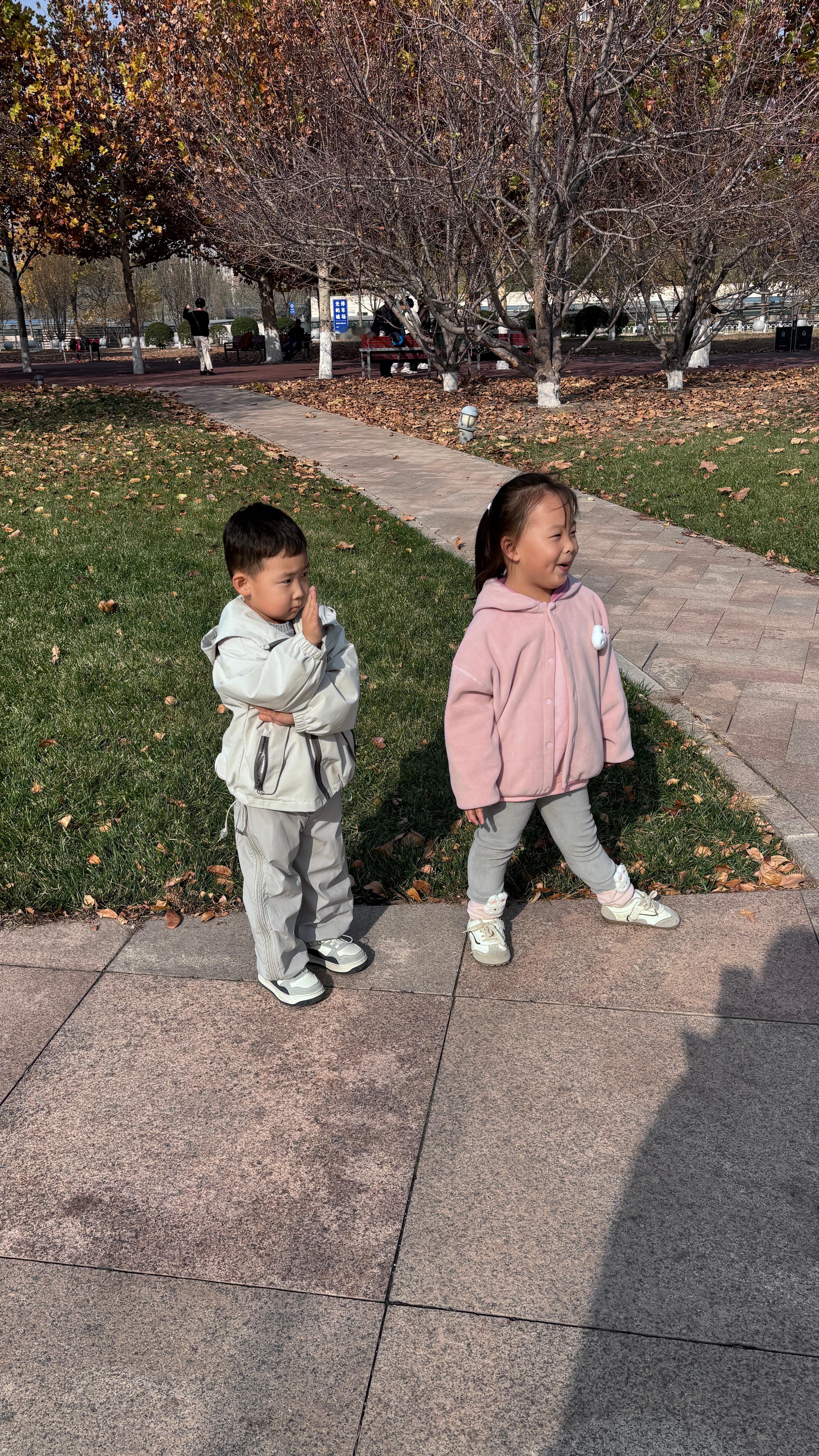 豆豆约他的同学小支支路上不停的摆姿势让拍照可以看出玩的很开心很愉快。