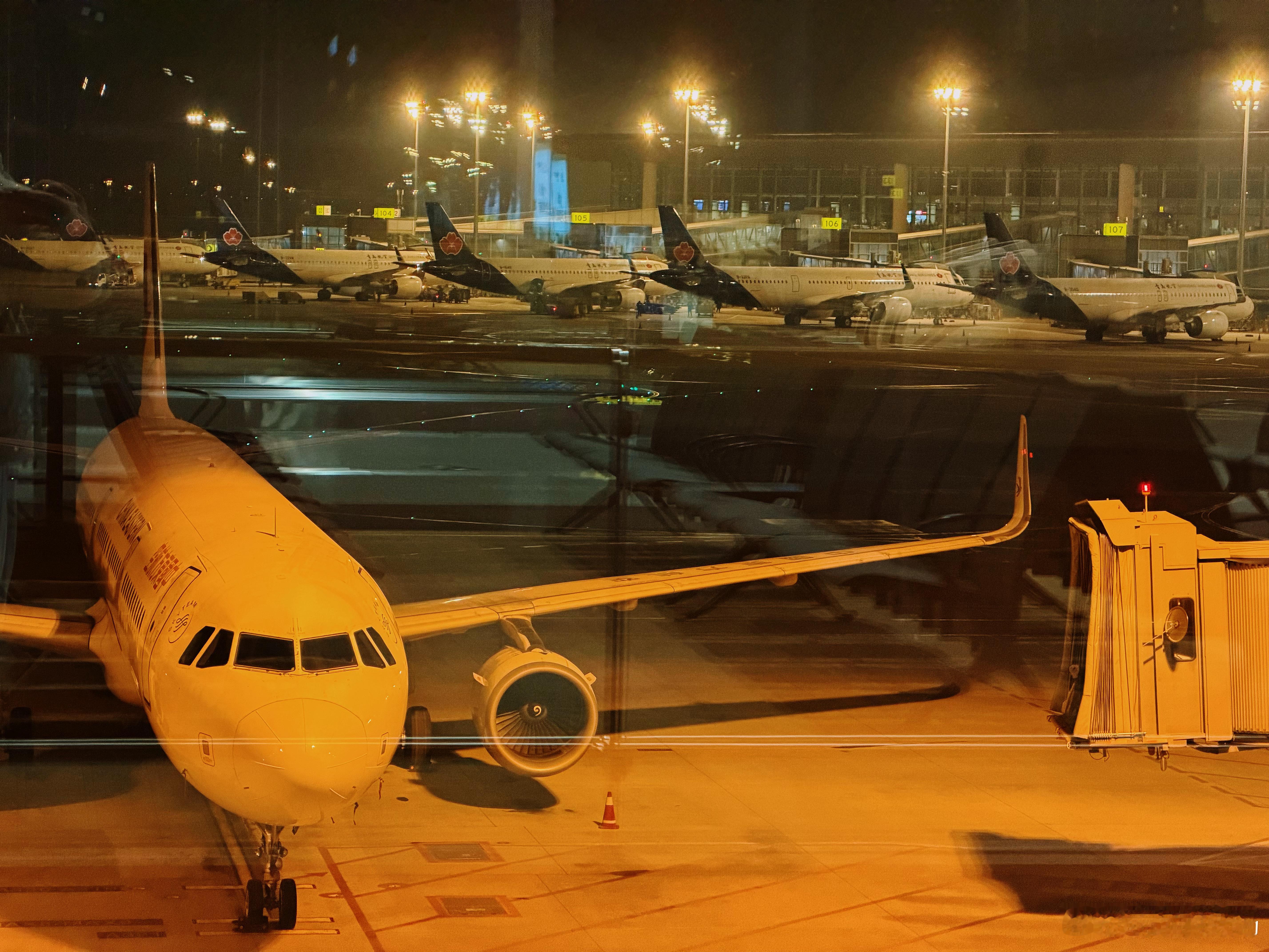 早安，你们还没起床吧，我已经到机场啦