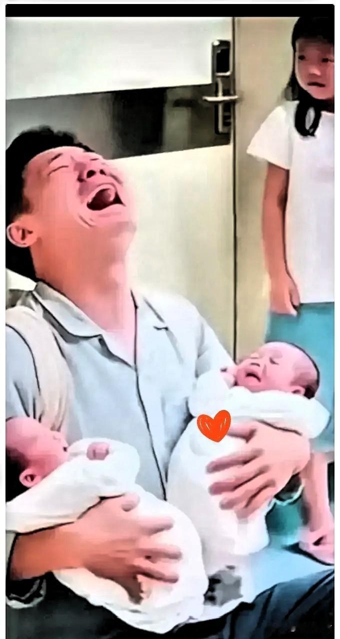 产房门口那哥们直接哭成泪人，
原来他老婆提前十个月告诉他肚子里是俩儿子
 
结果