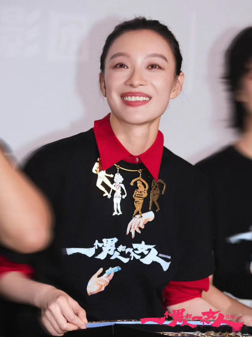 辛芷蕾说看到倪妮不哭更心疼 首映礼上最动容的一幕：倪妮没哭，辛芷蕾替她心疼了。演