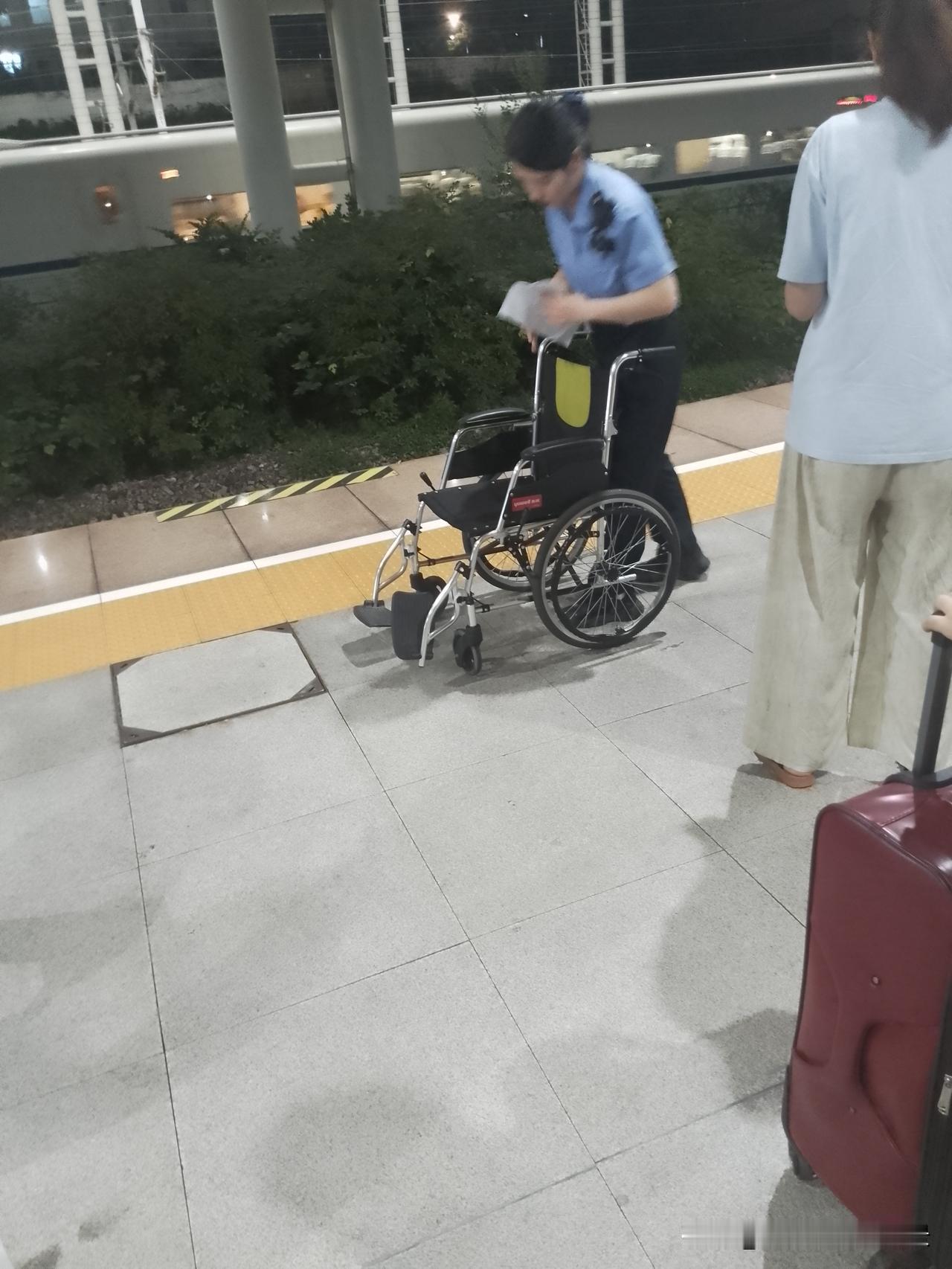 不得不说，铁路的服务那是真没得说的，把什么都提前想到了前面，火车还没有到站，工作