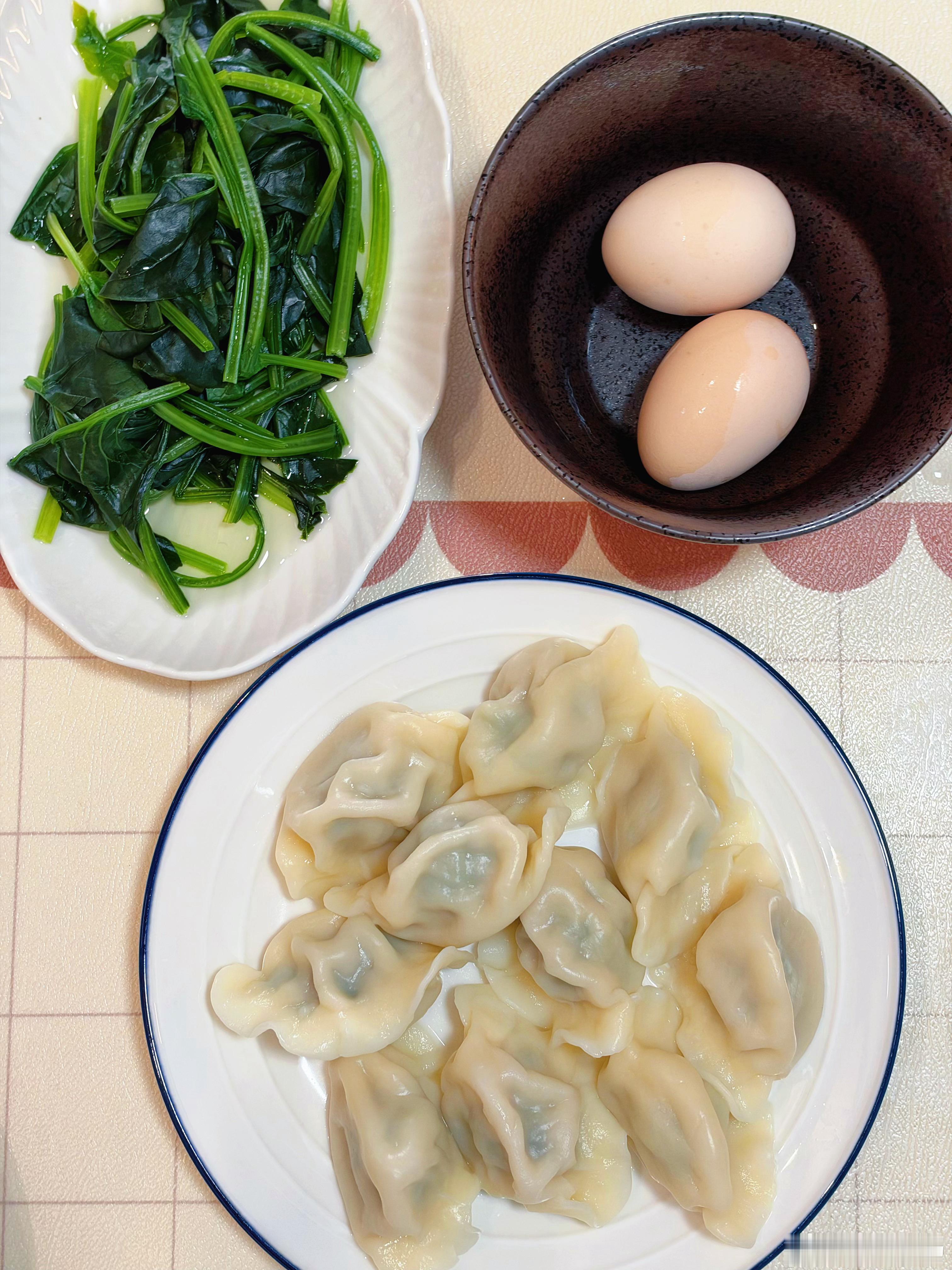 早啊，今天早上吃水饺，我发现早上吃包子很常见，但早上吃饺子感觉怪怪的[思考] ​