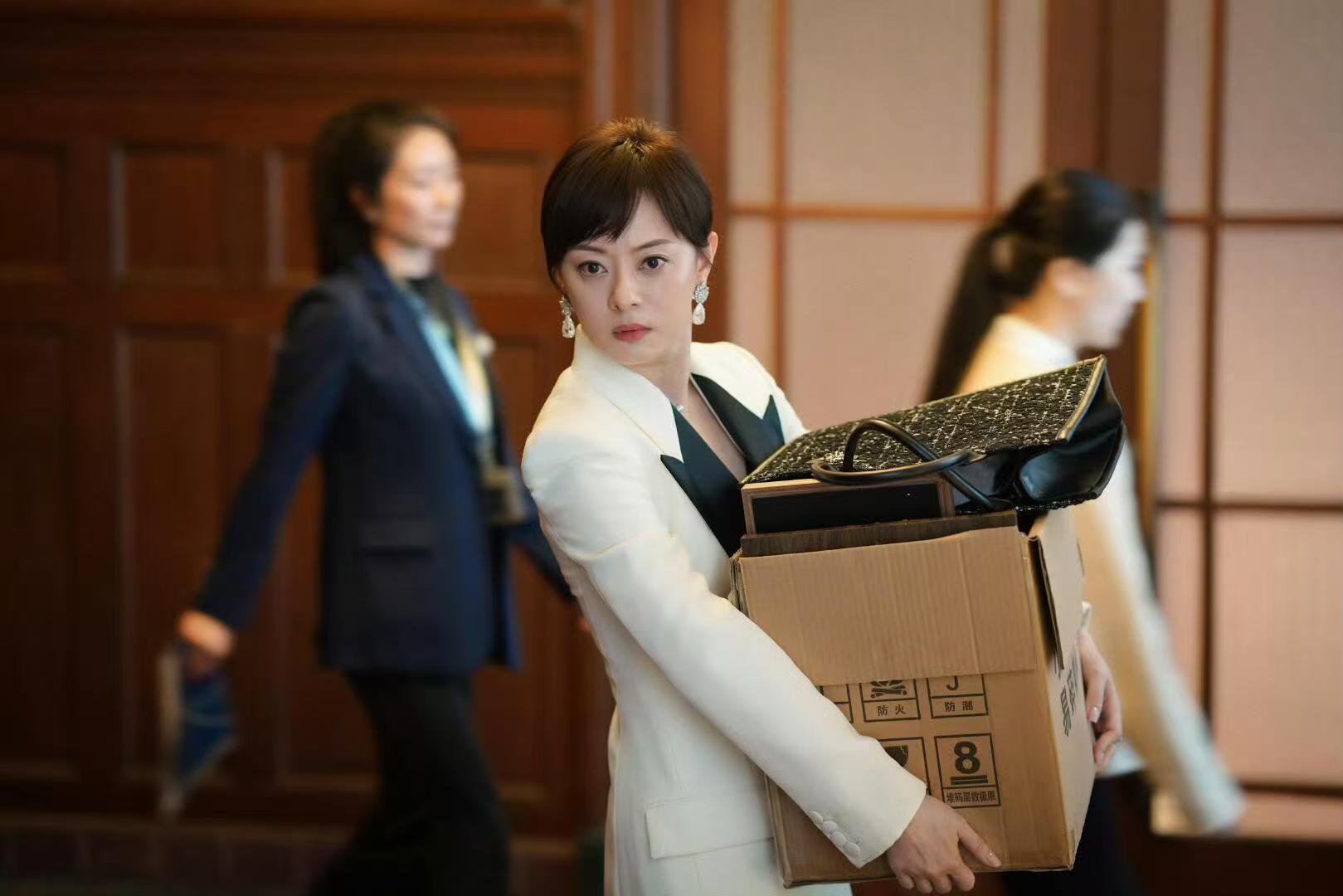 孙俪新剧这还是我认识的孙俪吗孙俪新剧演被精神操控的高知女性，花絮满身伤痕，眼神麻