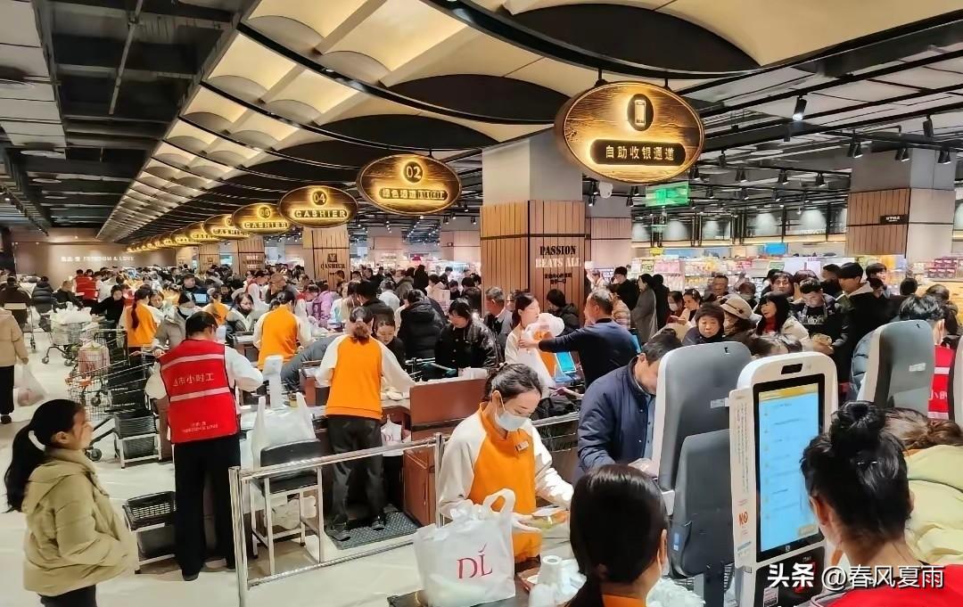 还得是胖东来啊！
一个顾客去胖东来云鼎店扫货，23号那天买完东西乐呵呵回家，一清