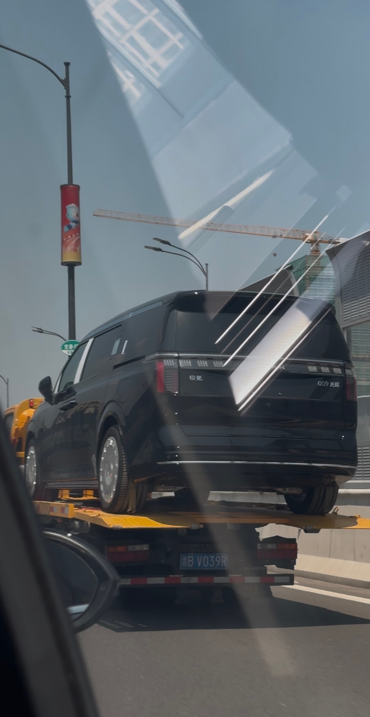 偶遇一台全新极氪009光辉又有大佬要提车了！[doge]  ​​​