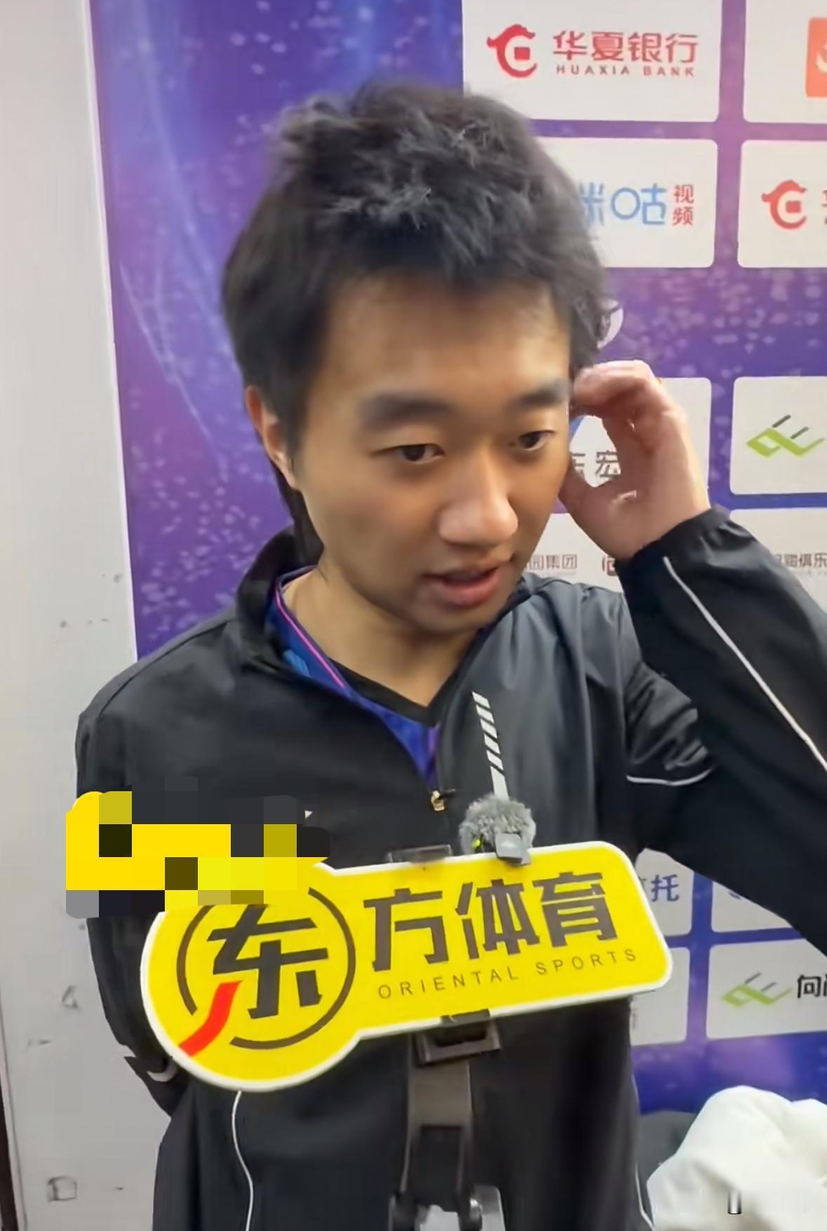 在南京输掉决赛后，赵子豪做的第一件事不是复盘技术动作。
他走向看台角落，朝喊哑嗓