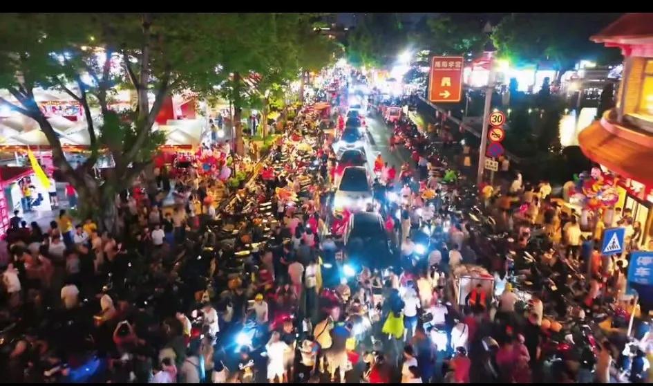 国庆节假期，来自各地的大量游客游览广东《揭阳古城》人山人海！