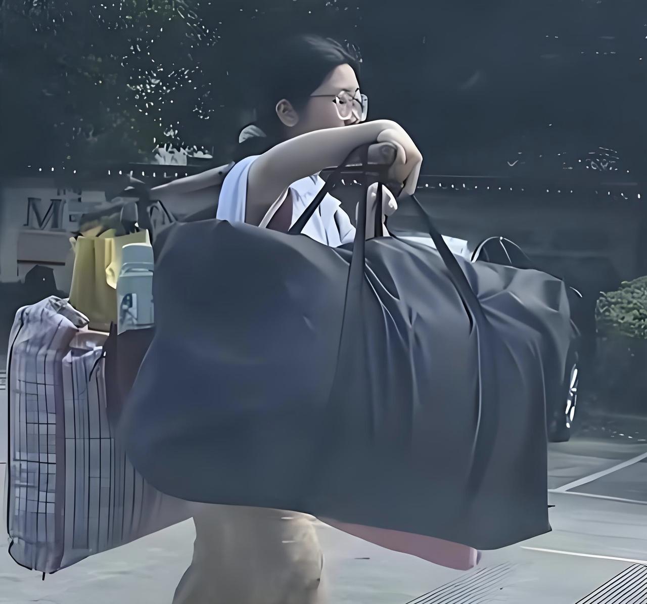 高考扁担女孩”——刘燕
她是广西壮族自治区桂林市灌阳县第二高级中学的毕业生
 