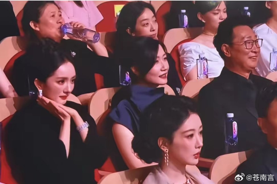 杨幂把迟蓬拉到身边谁懂昨晚迟蓬上台领奖的时候，演过她儿媳妇的杨幂也跟着动容了，眼