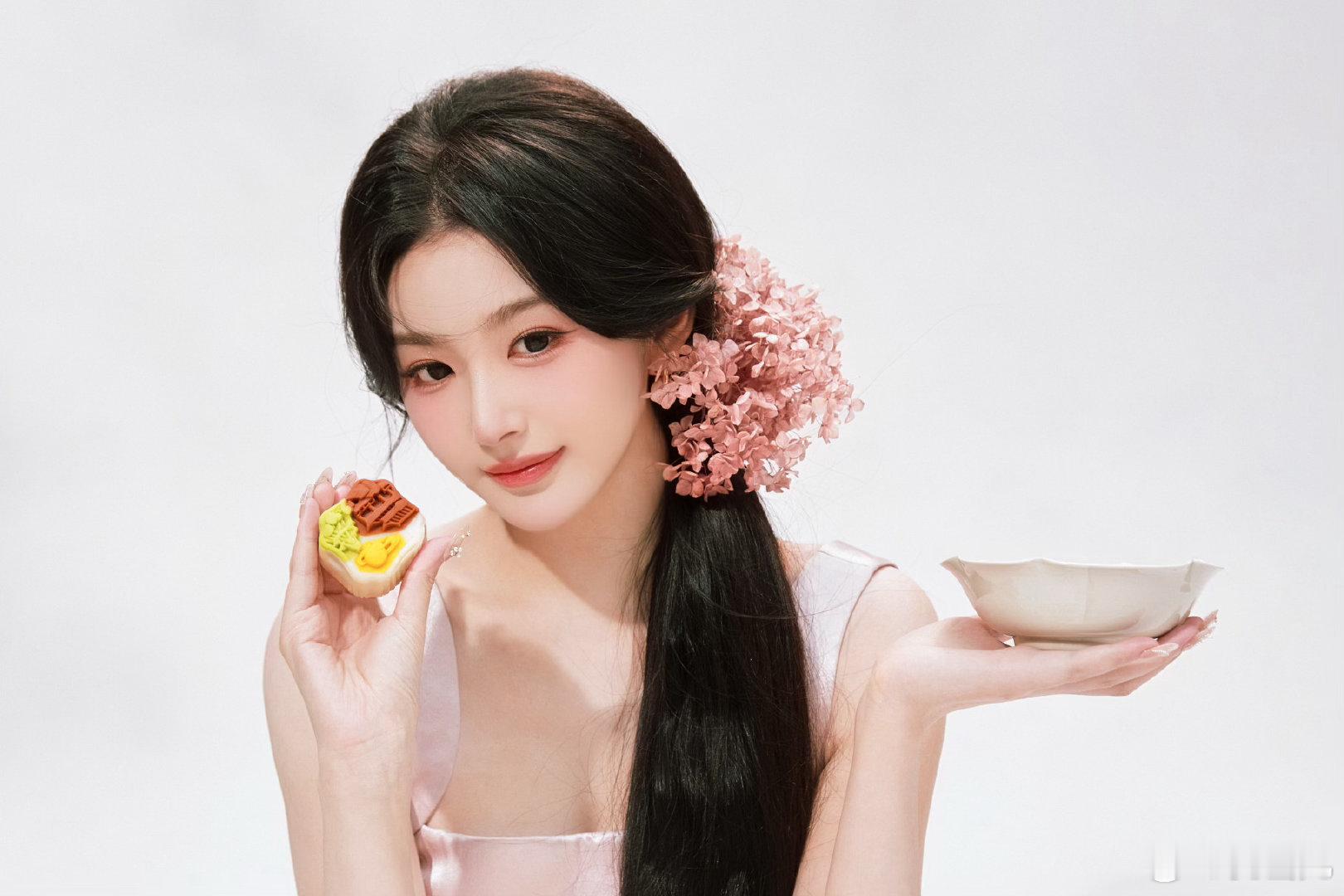 孔雪儿终于会用脸了 孔雪儿新中式造型太绝！粉色吊带中式裙配淡妆，褪去浓妆更显东方
