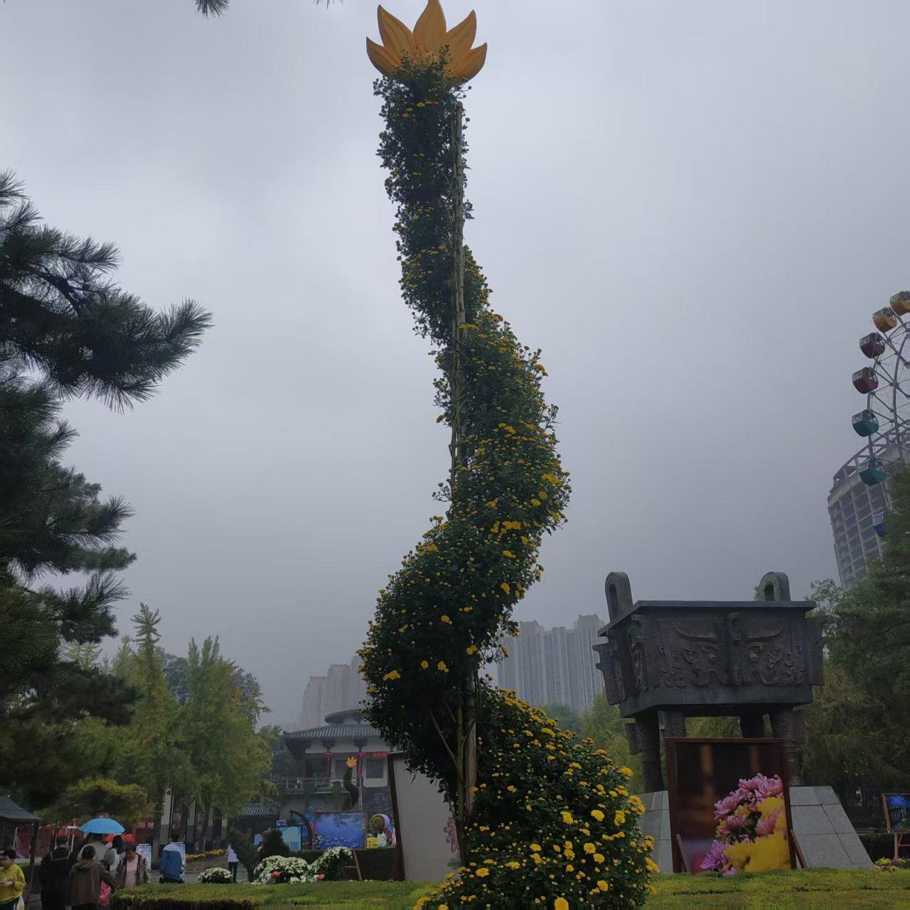 双色球,您身边人最多中过多少钱?

我县有一位辅警，去年，中了1800多万，税后
