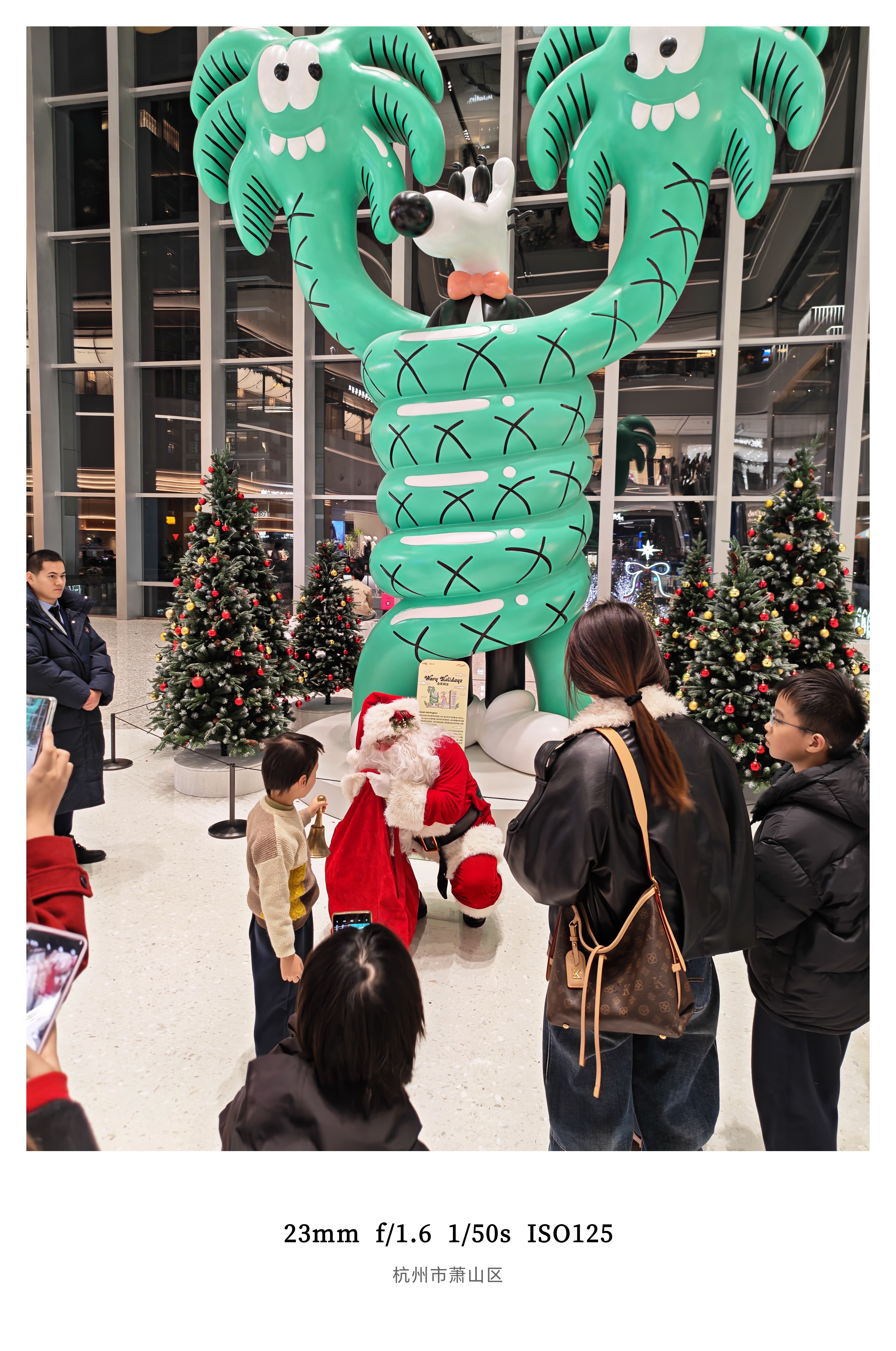 虽然今年圣诞氛围已经非常寡淡了但今天商场人流还是挺多的停车场出口都已经堵起了大队